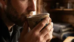 Este chá ajuda a adormecer: o que beber depois do jantar para relaxar sem perturbar o sono