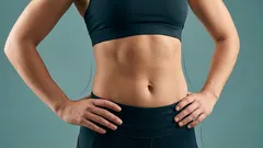 Braços tonificados, barriga lisa: uma postura jovem que você pode manter por 1 minuto para emagrecer