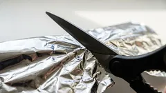 Da remoção de ferrugem aos cuidados com as plantas: 5 maneiras inesperadas de usar papel alumínio